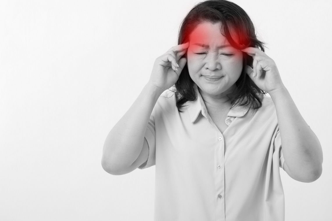 Thường xuyên bị đau đầu, buồn nôn, chóng mặt có nguy hiểm không? | Vinmec